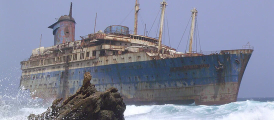 Restos del naufragio del American Star (SS America) en la costa de Fuerteventura, [foto de Wollex, CC BY-SA 3.0](https://commons.wikimedia.org/w/index.php?curid=464374). (Imagen modificada mediante recorte).